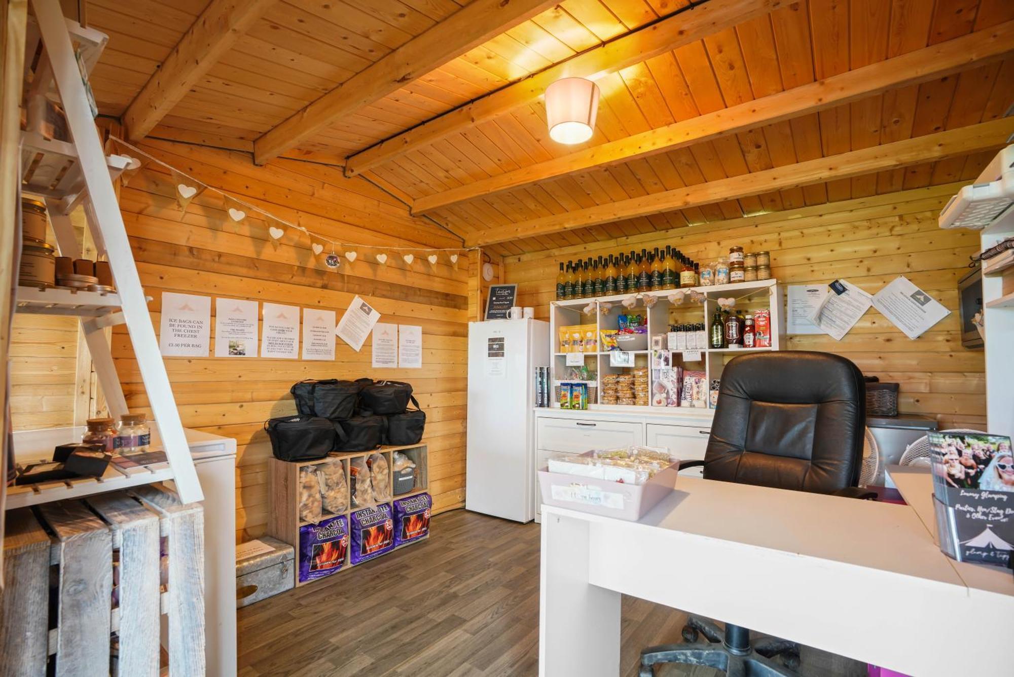 Glamp And Tipple Ltd Hotel Great Ellingham Buitenkant foto