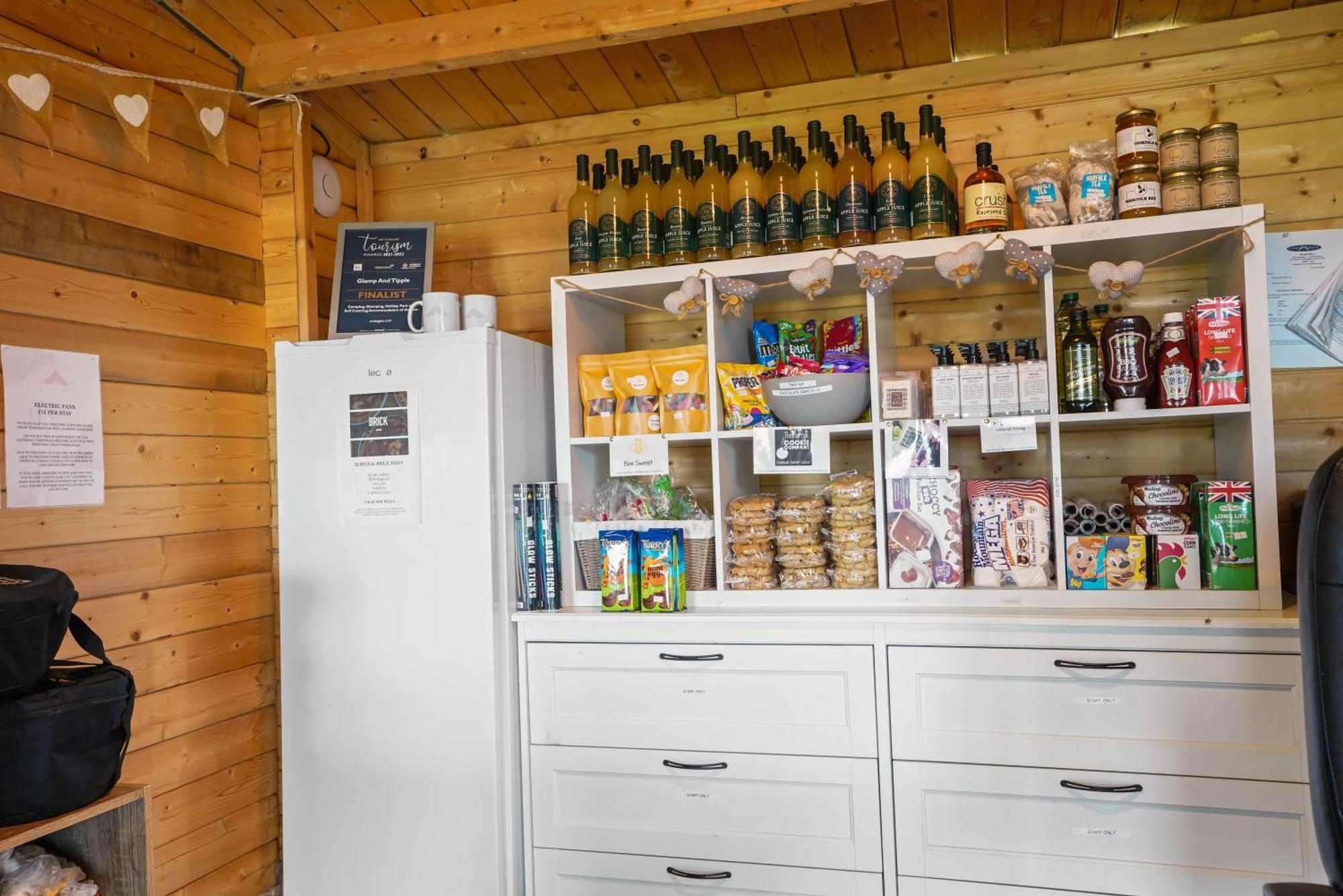 Glamp And Tipple Ltd Hotel Great Ellingham Buitenkant foto
