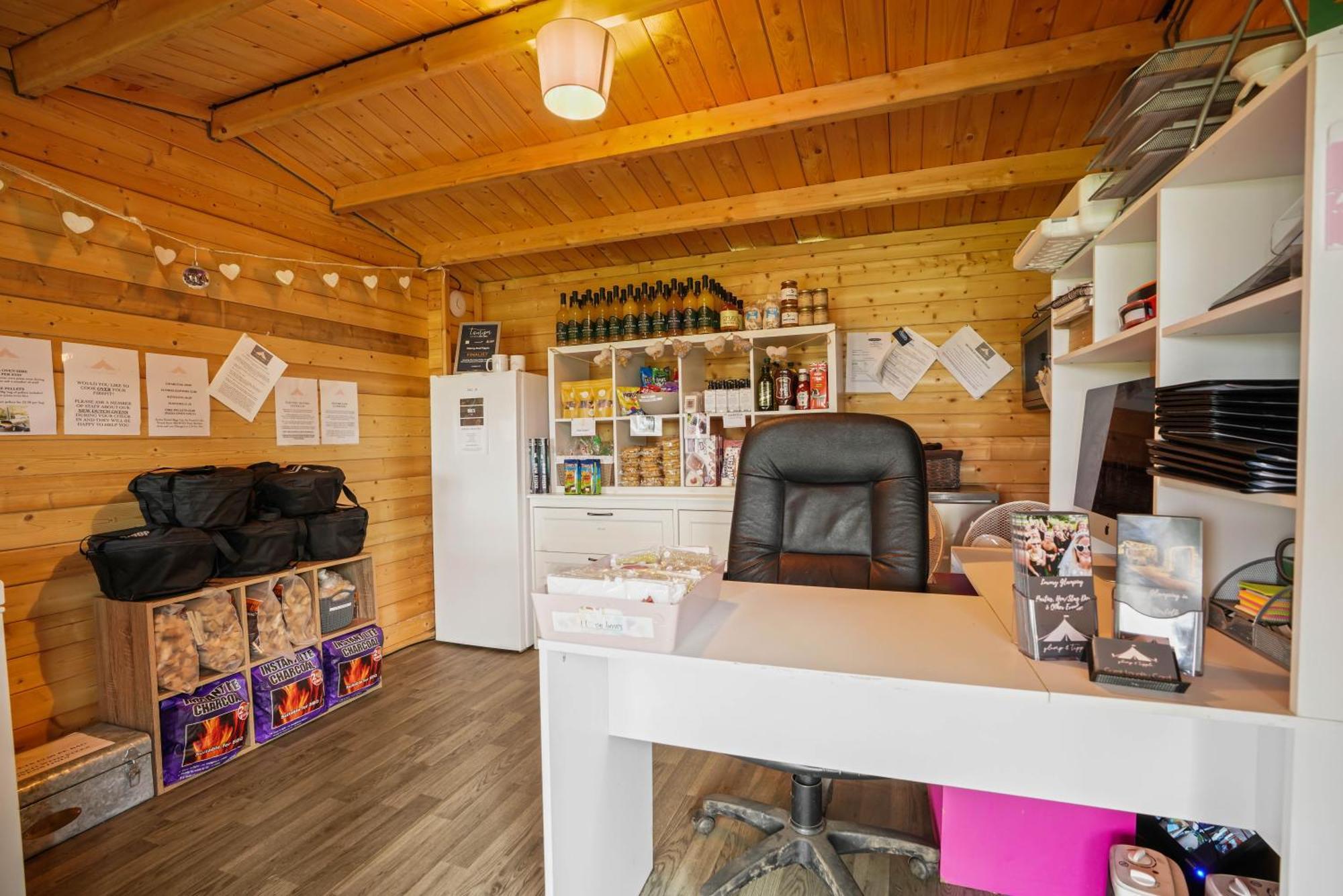 Glamp And Tipple Ltd Hotel Great Ellingham Buitenkant foto